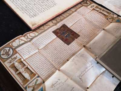 Poi � il turno di una pergamena decorata del 1550 che porta il nome di Carlo V, imperatore del Sacro Romano Impero